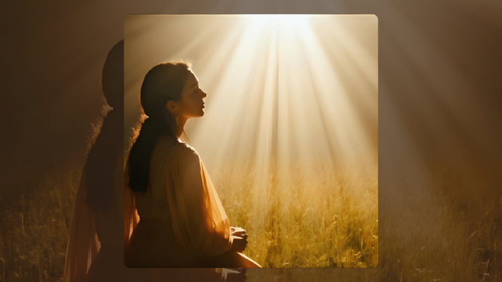 Pessoa ajoelhada em campo aberto iluminada pela luz de Deus.